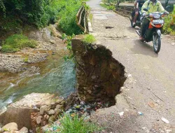 Jembatan Penghubung Desa Jambu–Bajak II Kian Rusak, Warga Minta Pemda Segera Bertindak