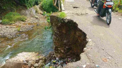 Jembatan Penghubung Desa Jambu–Bajak II Kian Rusak, Warga Minta Pemda Segera Bertindak