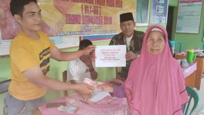 Pemdes Ulak Lebar Salurkan BLT Dana Desa Tahap Kedua kepada 25 KPM