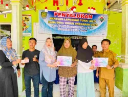 Penyaluran BLT-DD di Desa Air Putih, 12 KPM Terima Bantuan 2 Bulan Sekaligus