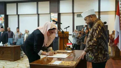 Gubernur Helmi Hasan Lantik Elva Hartati sebagai Komisaris Bank Bengkulu